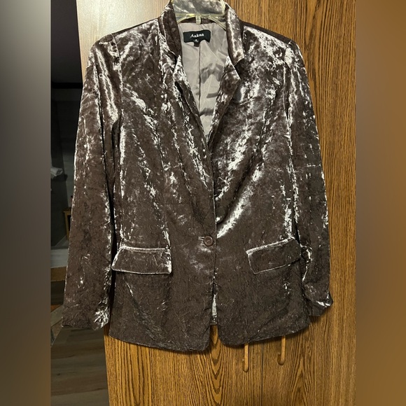 Womens Small Single Button Crushed Velvet Blazer
Lightweight - Picture 2 of 3
